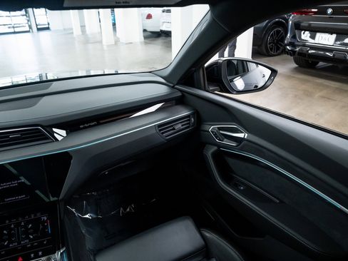 Used 2022 Audi e-tron S Prestige w/ Prestige Package image 11