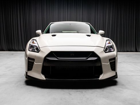 Used 2020 Nissan GT-R Premium image 18