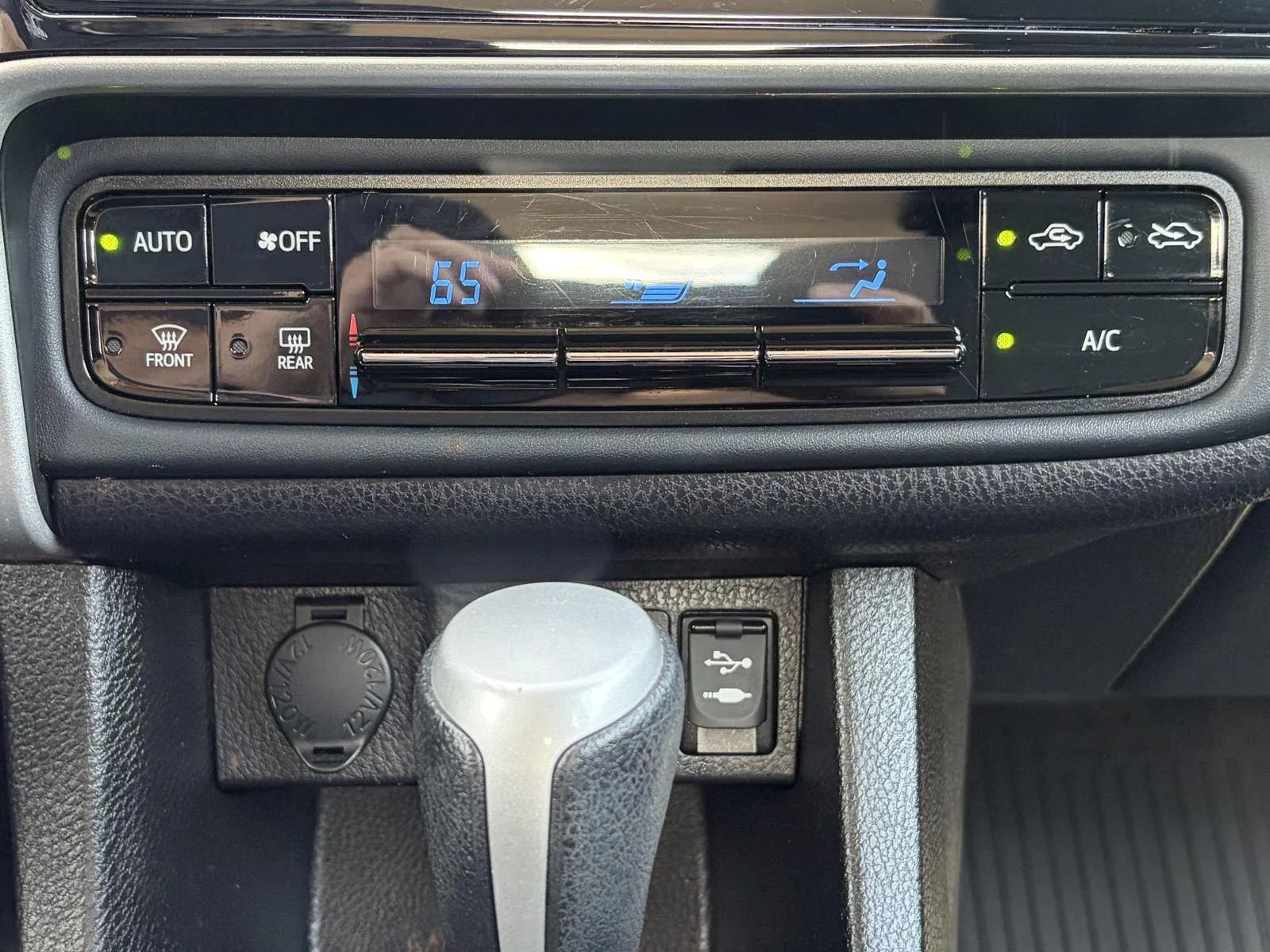 Used 2018 Toyota Corolla LE FWD image 21