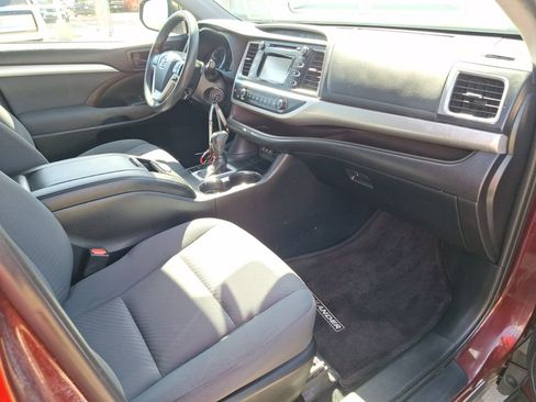 Used 2019 Toyota Highlander LE image 32