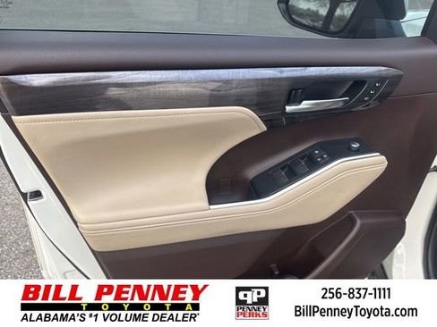 Used 2021 Toyota Highlander Limited image 23