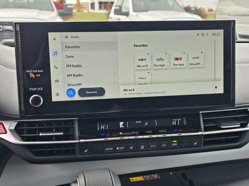 Used 2025 Toyota Sienna XLE image 22