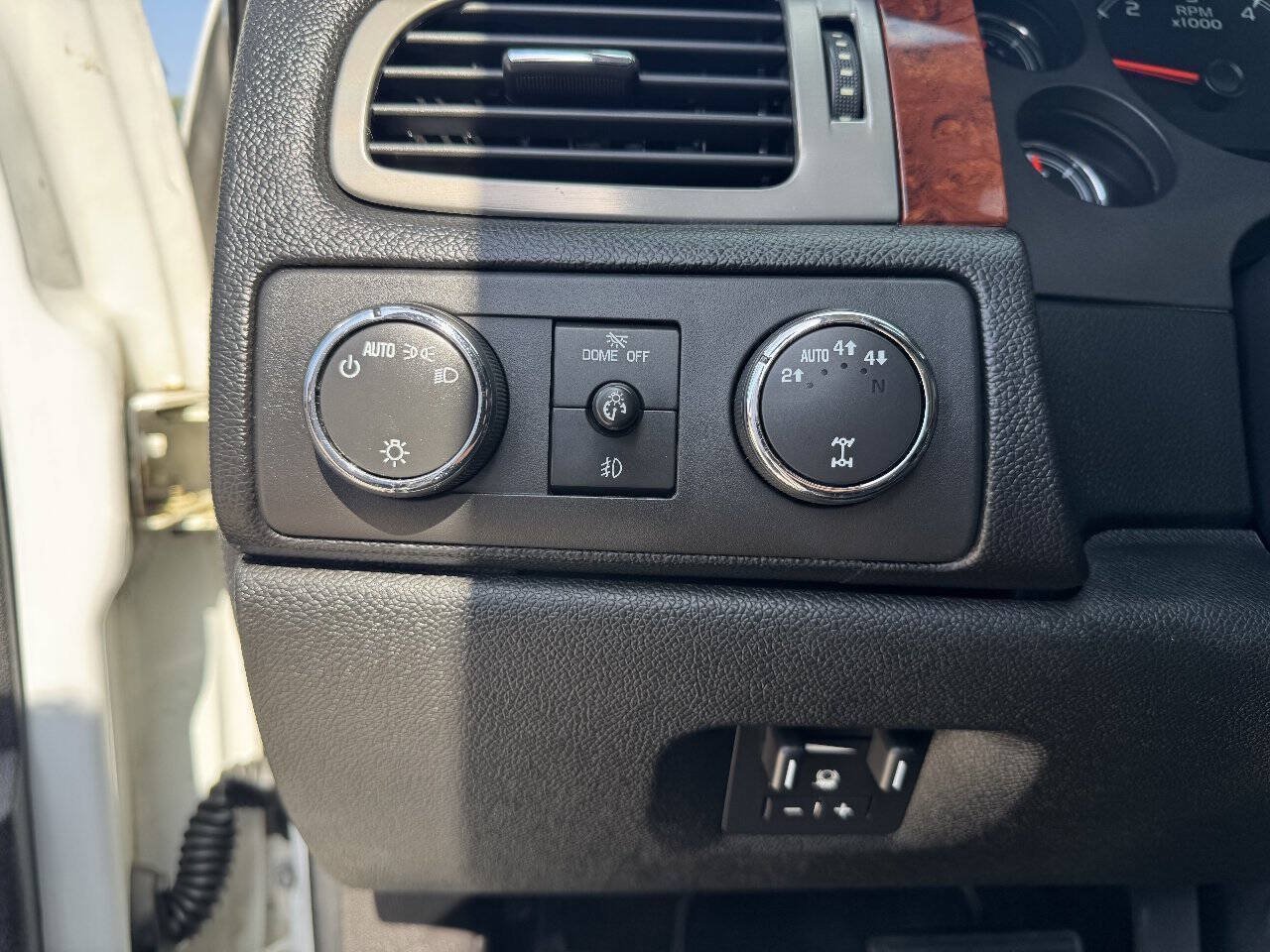 Used 2011 Chevrolet Suburban 2500 LT AWD/4WD image 11
