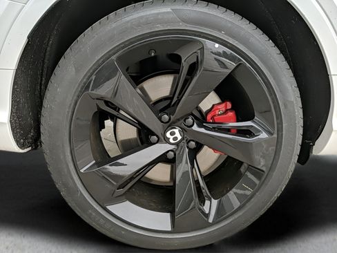 Used 2023 Bentley Bentayga Extended Wheelbase AWD/4WD image 15
