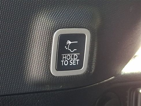 Used 2022 Jeep Grand Cherokee Overland w/ Adv Protech Group III image 29