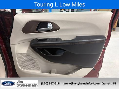 Used 2017 Chrysler Pacifica Touring-L w/ Tire & Wheel Group FWD image 41