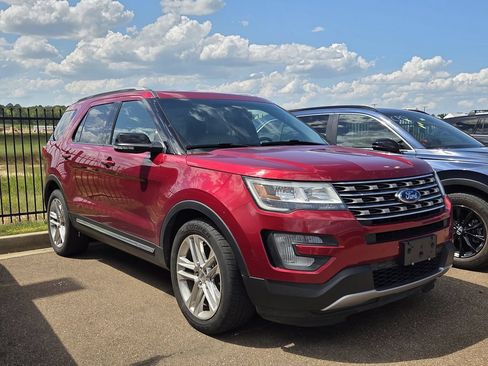 Used 2016 Ford Explorer XLT w/ Equipment Group 202A FWD image 3