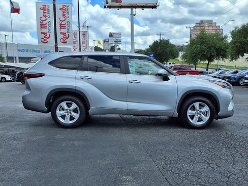Used 2025 Toyota Highlander LE FWD image 5