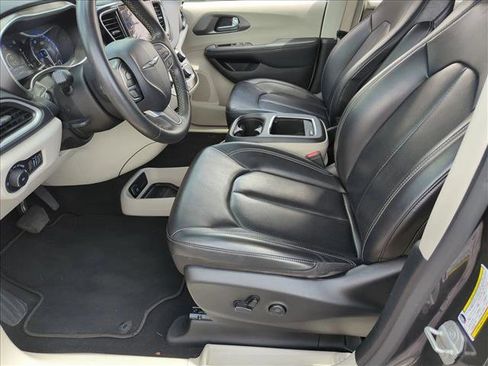 Used 2023 Chrysler Pacifica Touring-L FWD image 15