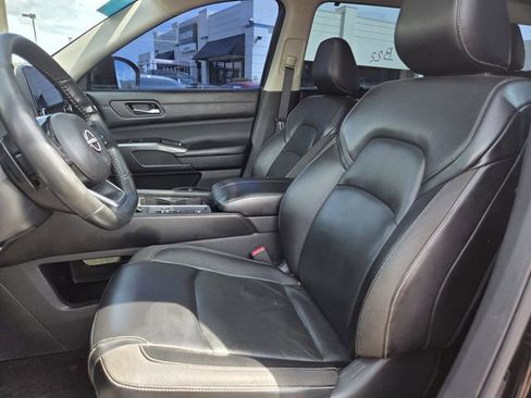 Used 2024 Nissan Pathfinder SL w/ SL Premium Package FWD image 14