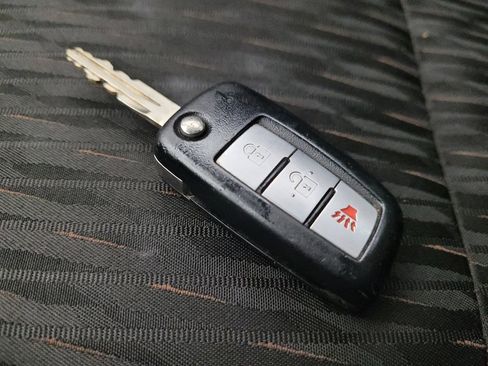 Used 2019 Nissan Rogue S image 32