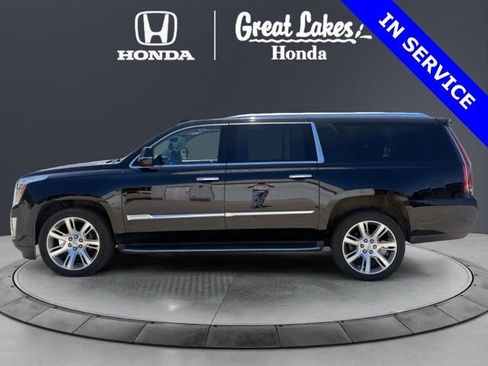 Used 2017 Cadillac Escalade ESV Luxury RWD image 3
