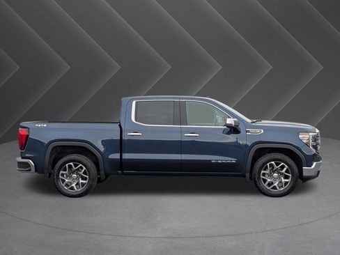 Used 2022 GMC Sierra 1500 SLT w/ SLT Convenience Package image 2