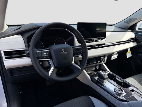 New 2025 Mitsubishi Outlander SE image 9