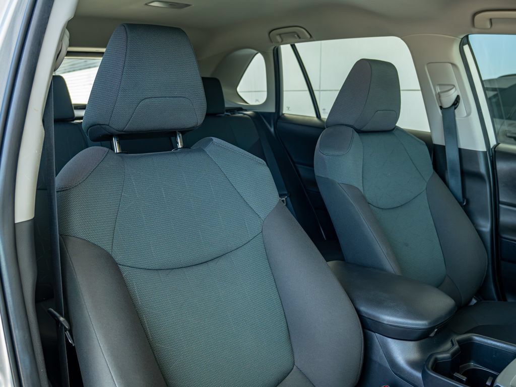 Used 2025 Toyota RAV4 XLE FWD image 19