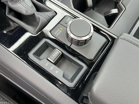 Used 2025 Toyota Tundra Limited AWD/4WD image 33