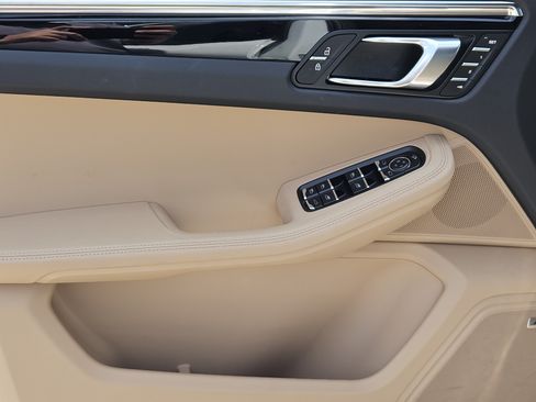 Certified 2026 Porsche Macan AWD/4WD image 22