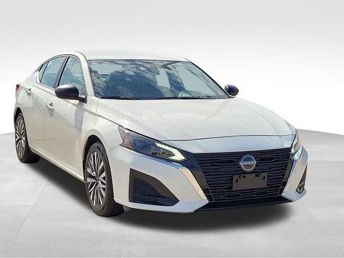 Used 2025 Nissan Altima 2.5 SV FWD image 1