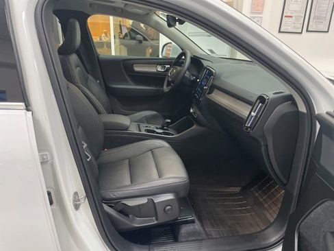 Certified 2025 Volvo XC40 B5 Core image 13