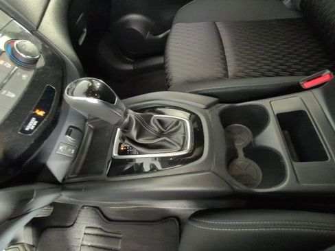 Used 2017 Nissan Rogue S image 18