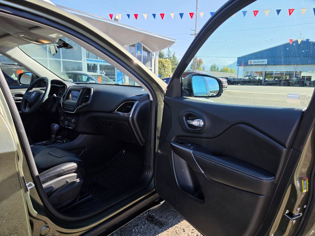 Used 2019 Jeep Cherokee Latitude Plus w/ Cold Weather Group AWD/4WD image 12