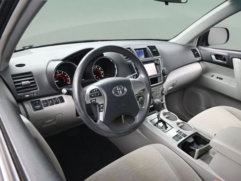 Used 2013 Toyota Highlander Plus FWD image 37