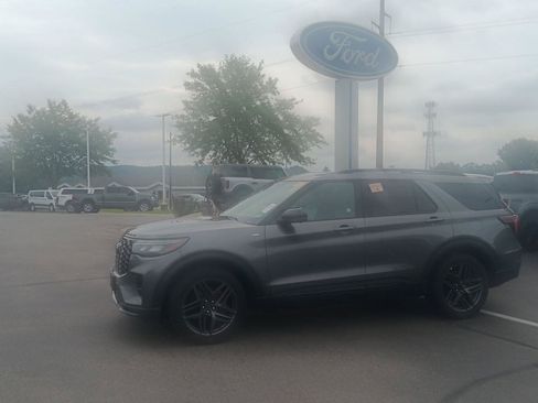 Used 2025 Ford Explorer ST-Line w/ ST-Line Street Pack AWD/4WD image 11
