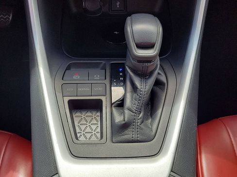 Used 2021 Toyota RAV4 XLE image 19