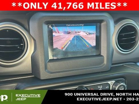 Used 2021 Jeep Gladiator Willys image 16
