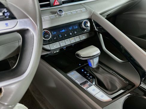Used 2025 Hyundai Elantra SEL FWD image 25