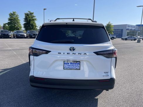 Used 2023 Toyota Sienna LE FWD image 5