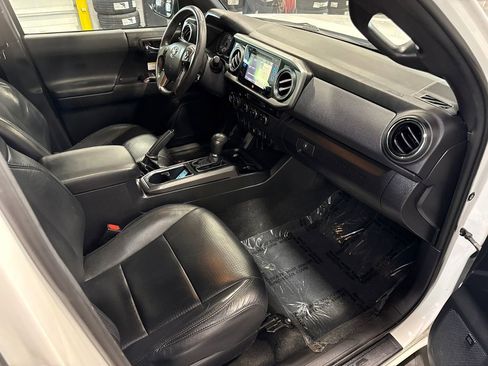 Used 2019 Toyota Tacoma TRD Off-Road AWD/4WD image 17