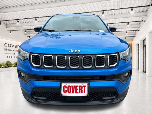 Used 2025 Jeep Compass Latitude w/ Convenience Group AWD/4WD image 3