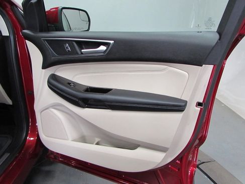 Used 2018 Ford Edge Titanium w/ Technology Package FWD image 16