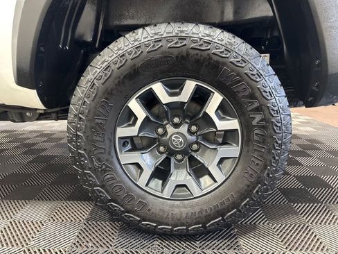 Used 2022 Toyota Tacoma TRD Off-Road image 33