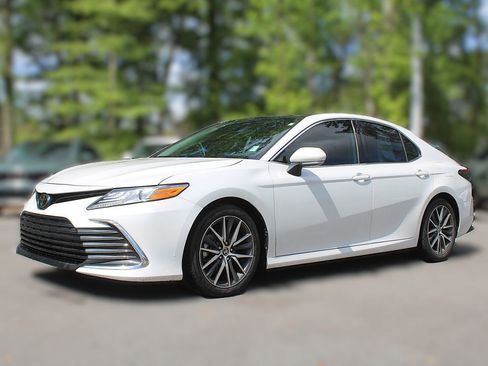 Used 2023 Toyota Camry XLE image 3