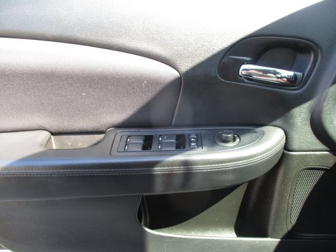 Used 2014 Chrysler 200 LX FWD image 19