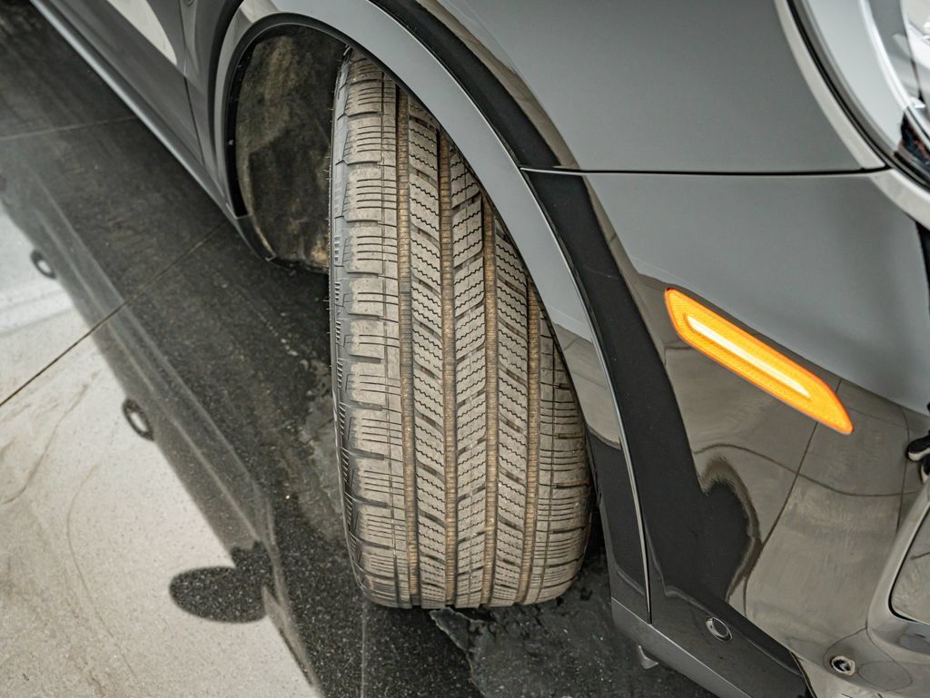 Certified 2025 Porsche Cayenne E-Hybrid Coupe AWD/4WD image 46