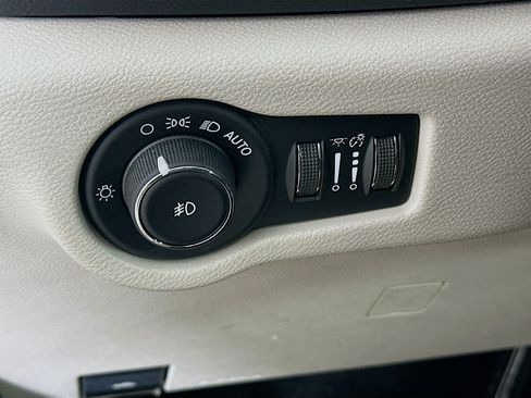 Used 2018 Chrysler Pacifica Touring Plus w/ Tire & Wheel Group FWD image 17