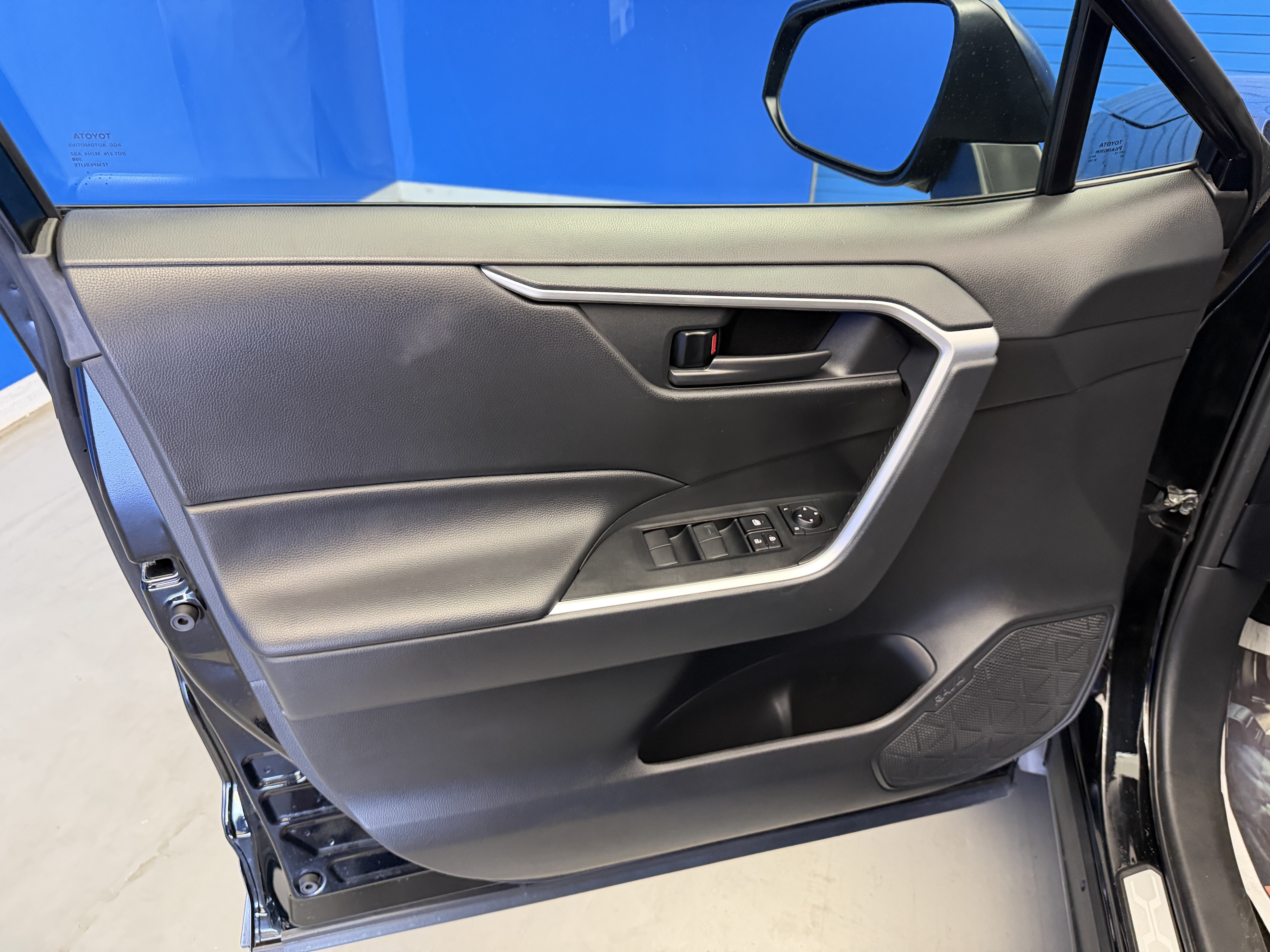 Used 2024 Toyota RAV4 LE FWD image 9