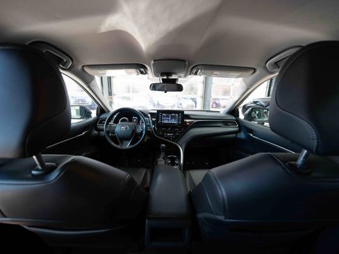 Used 2024 Toyota Camry SE image 19