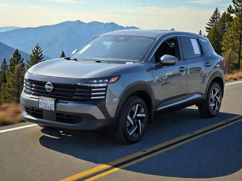 Used 2025 Nissan Kicks SV image 4