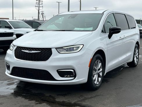 New 2026 Chrysler Pacifica Limited image 3