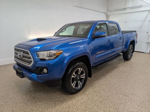 Used 2017 Toyota Tacoma TRD Sport AWD/4WD image 2
