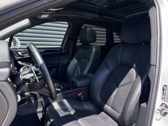 Certified 2024 Porsche Macan AWD/4WD image 5