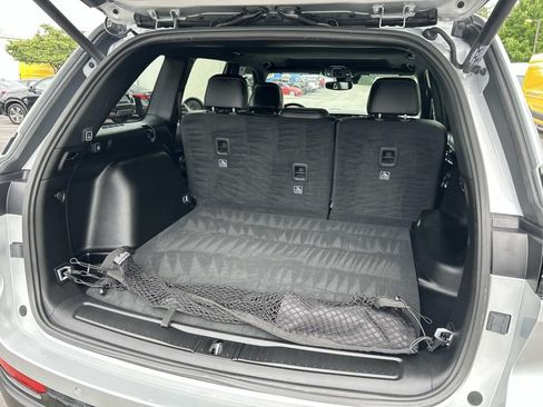 Used 2025 Jeep Grand Cherokee Altitude RWD image 17