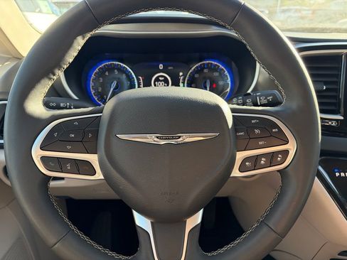 Used 2024 Chrysler Pacifica Touring-L image 11