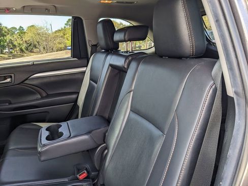 Used 2019 Toyota Highlander XLE image 18