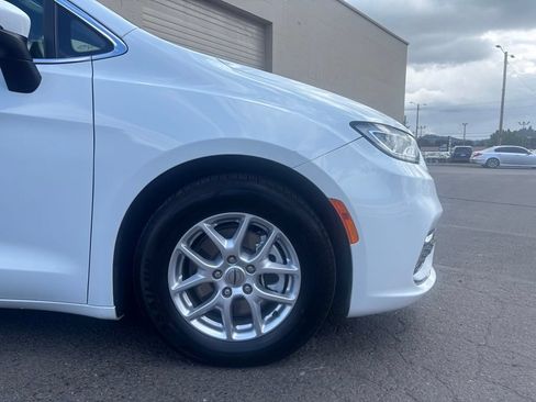 Used 2023 Chrysler Pacifica Touring-L FWD image 2