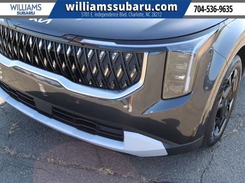 Used 2025 Kia Carnival EX FWD image 10